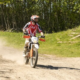 Enduro-KTM-Freeride mit gestellten KTMs