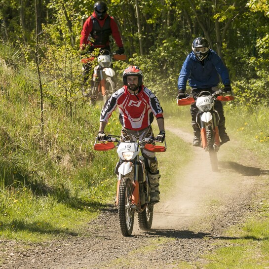 Enduro-KTM-Freeride mit gestellten KTMs