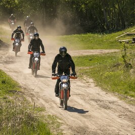 Enduro-KTM-Freeride mit gestellten KTMs
