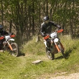 Enduro-KTM-Freeride mit gestellten KTMs
