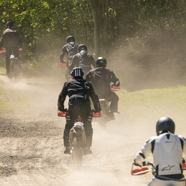 Enduro-KTM-Freeride mit gestellten KTMs