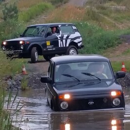 Offroad-Training mit gestellten Fahrzeugen