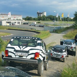 Offroad-Training mit gestellten Fahrzeugen